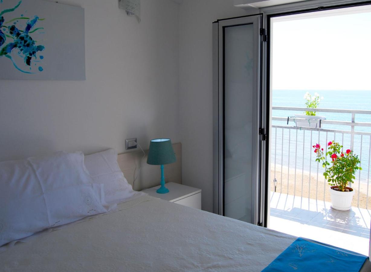 B&B Capo Rizzuto Fronte Mare ภายนอก รูปภาพ