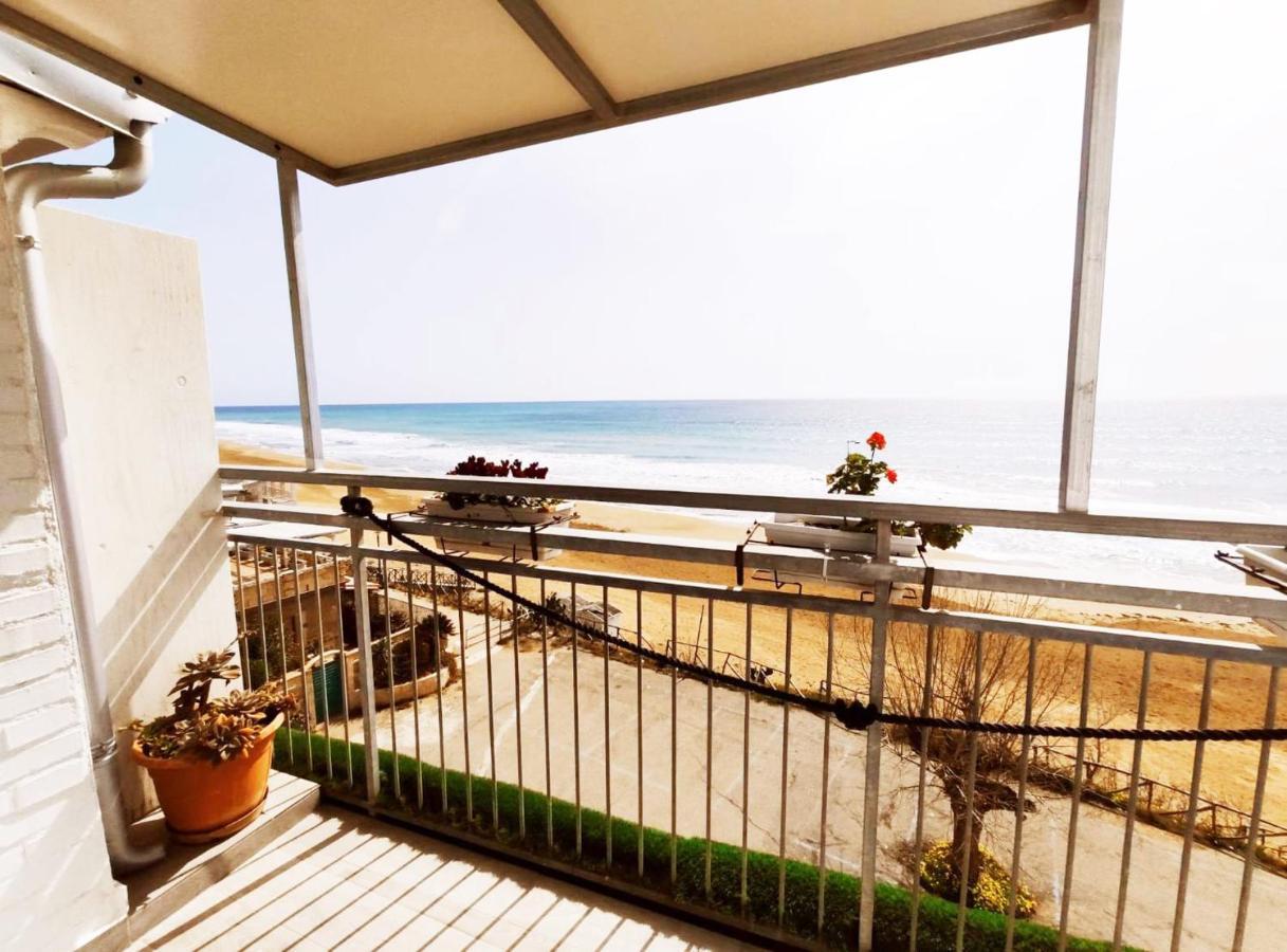 B&B Capo Rizzuto Fronte Mare ภายนอก รูปภาพ