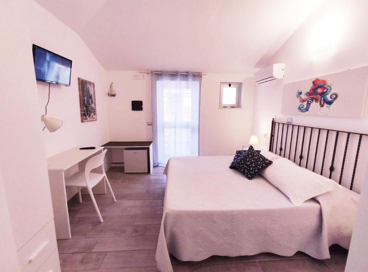 B&B Capo Rizzuto Fronte Mare ภายนอก รูปภาพ