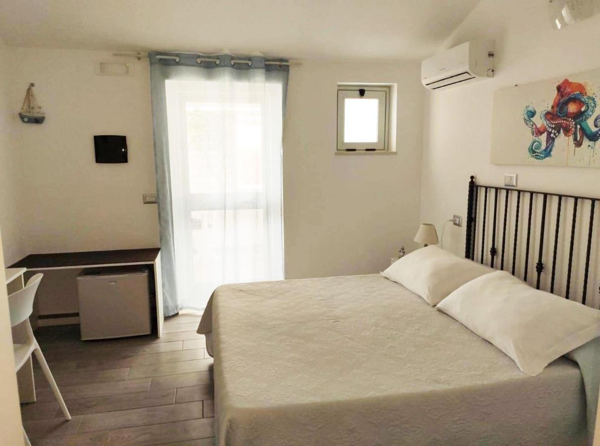 B&B Capo Rizzuto Fronte Mare ภายนอก รูปภาพ